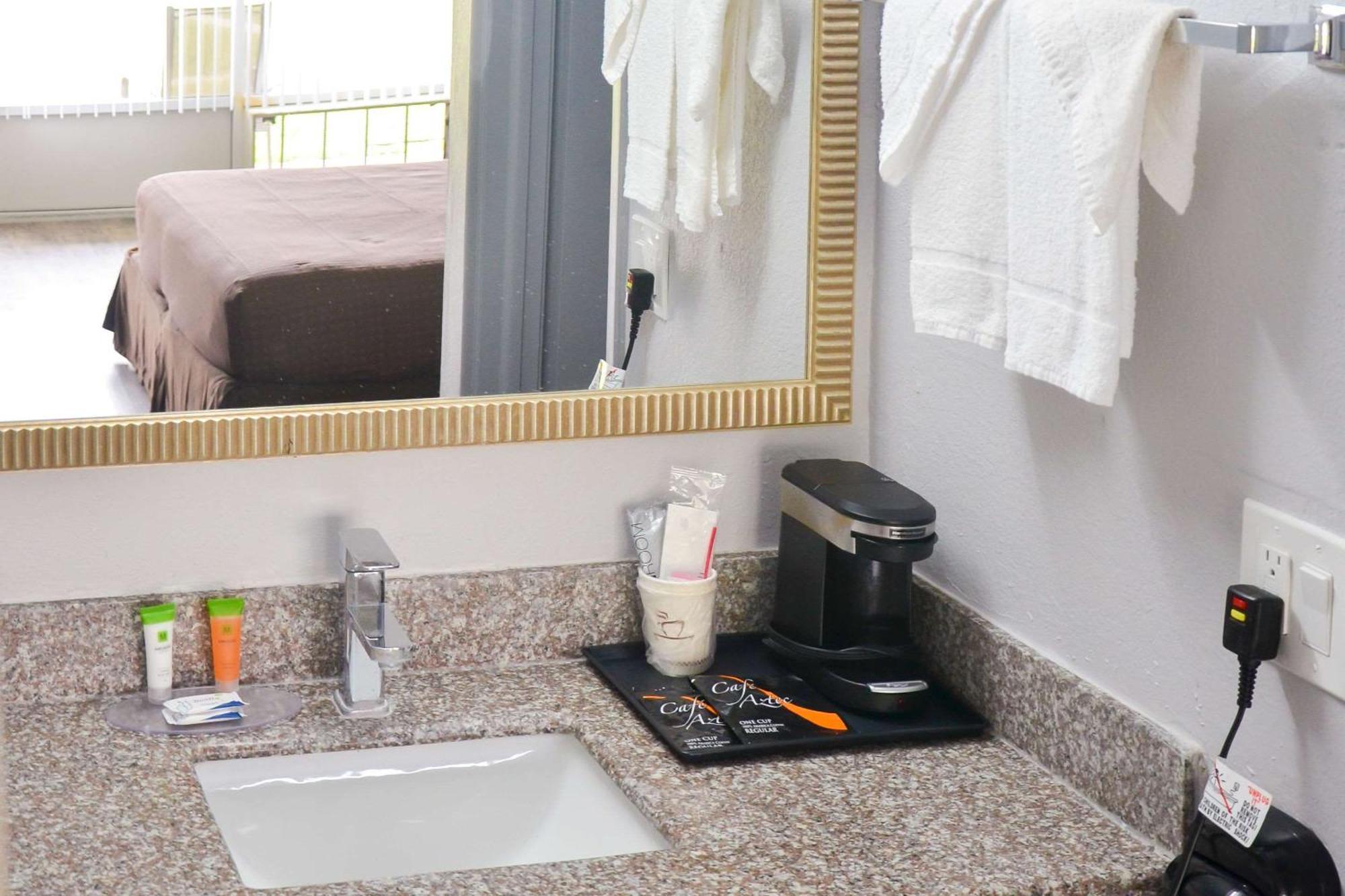 Rodeway Inn Sun City Center المظهر الخارجي الصورة